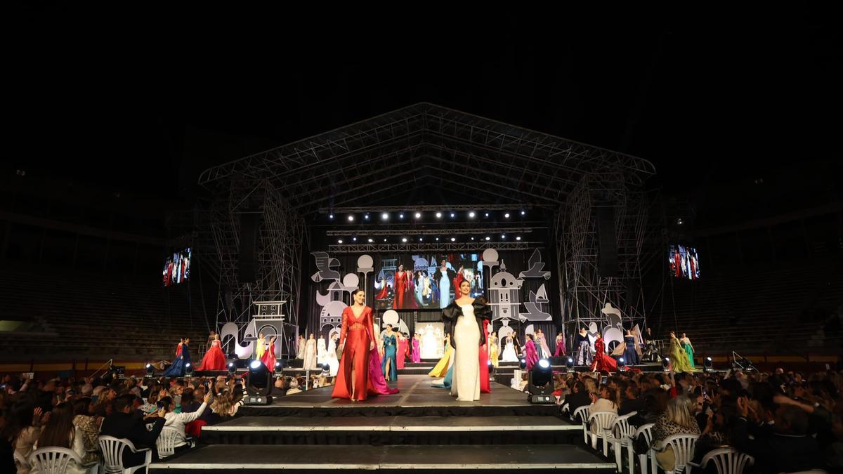 Las candidatas desfilan durante la gala de elección vestidas de noche.