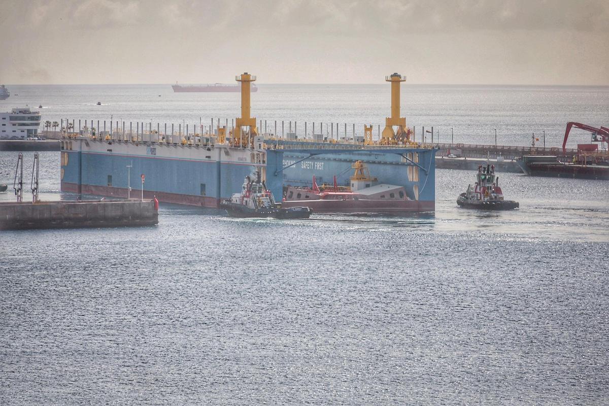 Llegada del primer dique flotante al Puerto Santa Cruz de Tenerife desde China Llegada del primer dique flotante al Puerto Santa Cruz de Tenerife desde China