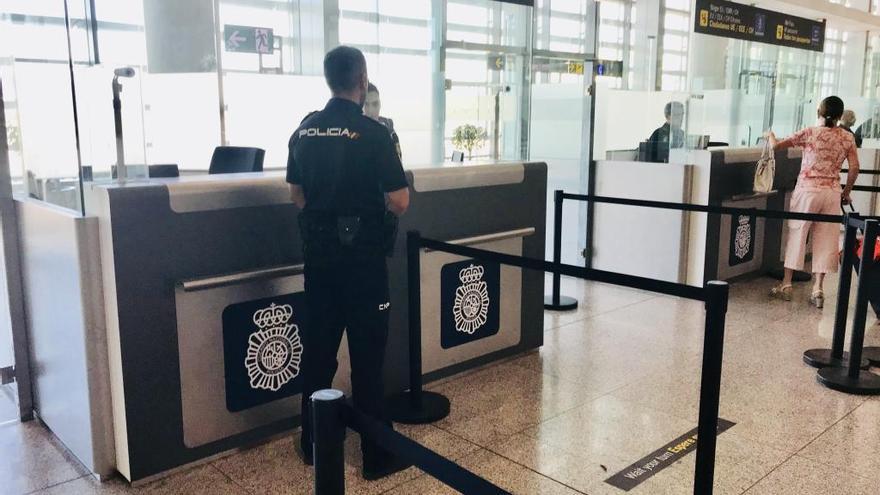 Policías nacionales en el aeropuerto.