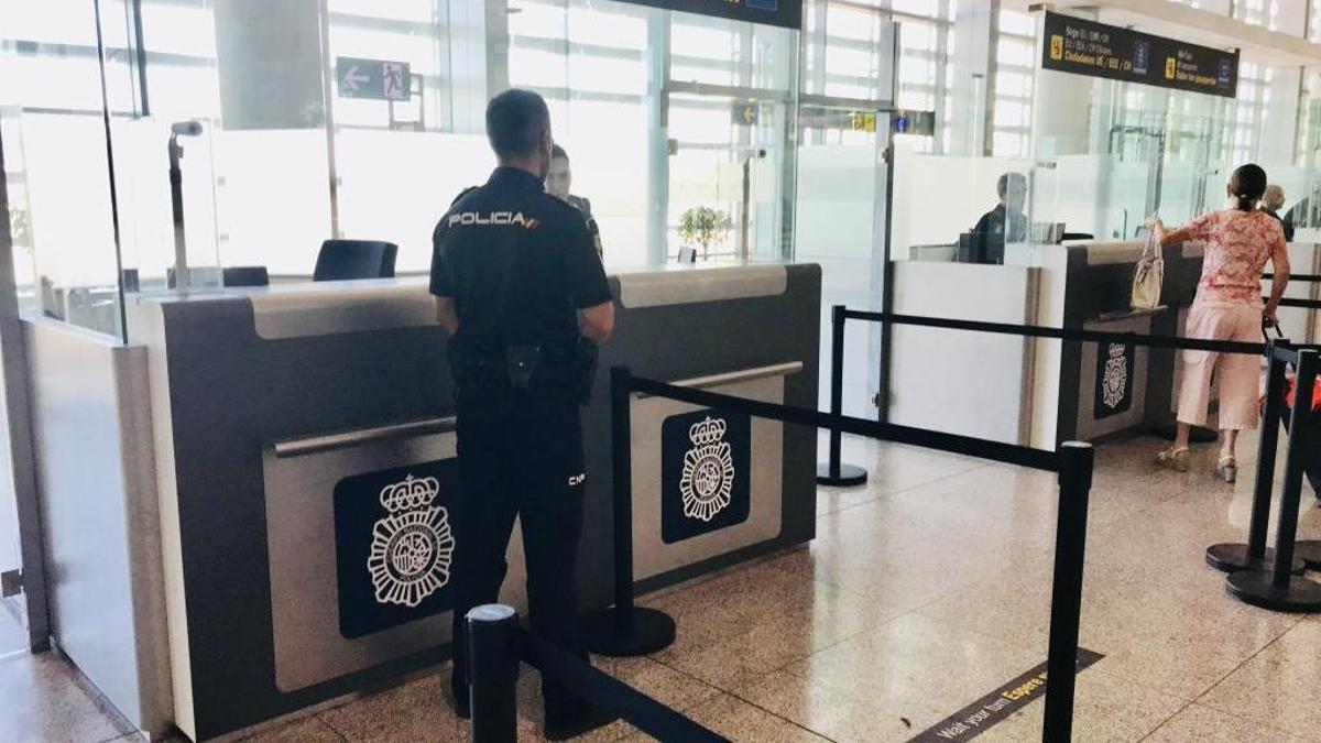 Policías nacionales en el aeropuerto de Málaga.