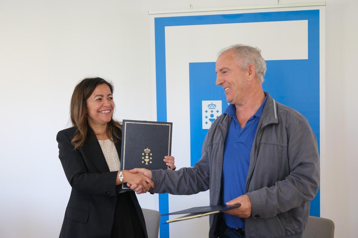 Marta Villaverde y Santiago Cruz, tras la firma del convenio.