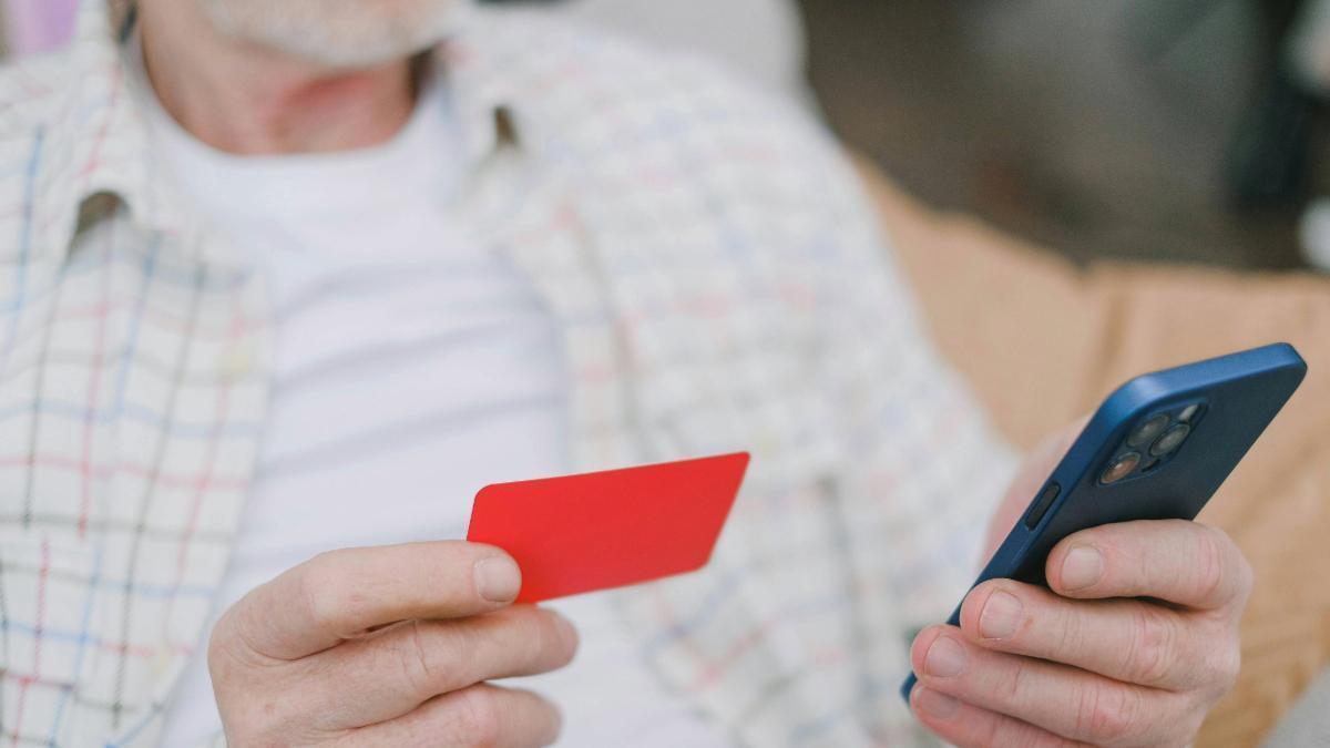 Un smartphone y una tarjeta