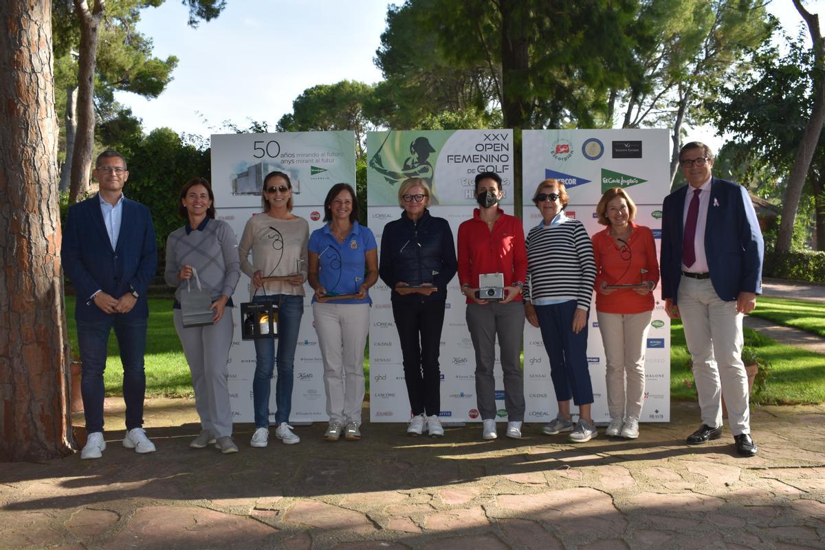 Las premiadas del Open junto a Carlos Bartual, director de Marketing y Comunicación de Bodegas Vicente Gandía, patrocinador del Open; y Pau Pérez Rico, director regional de Comunicación y Relaciones Institucionales de El Corte Inglés, en un momento de la entrega de premios.