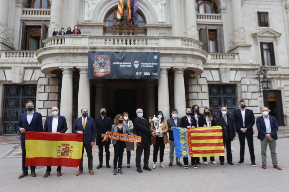 La visita del Valencia Basket a las instituciones