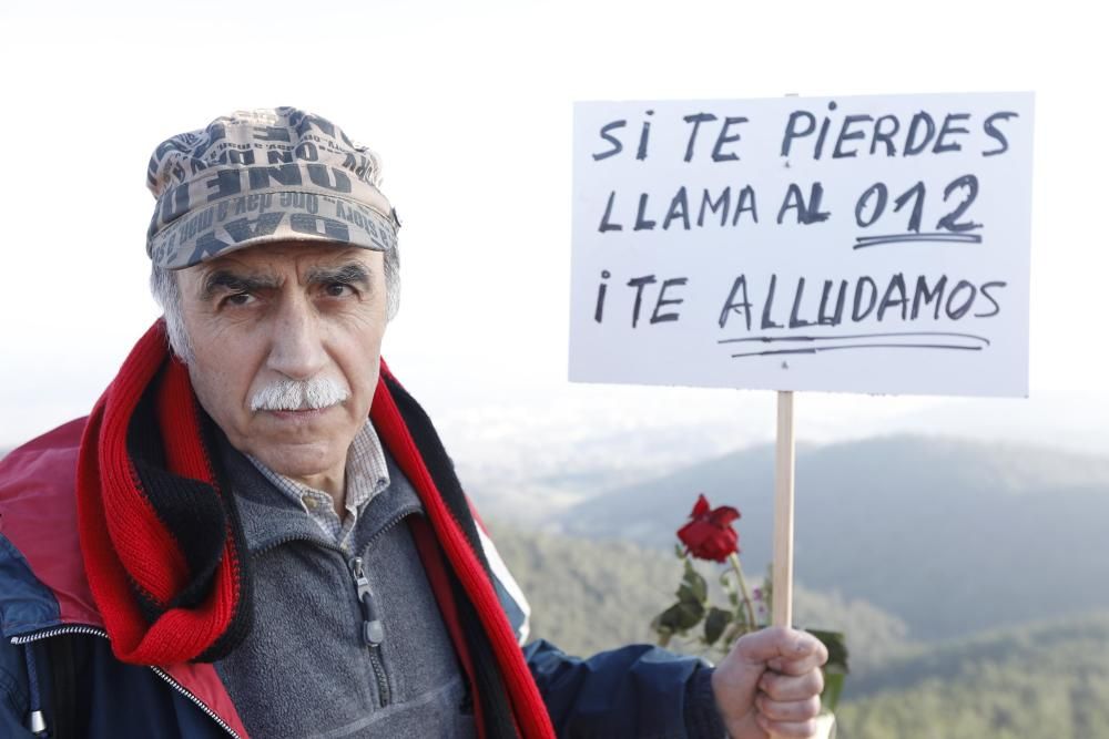 Pujada al castell de Sant Miquel per protestar contra les maniobres convocades per l exercit.