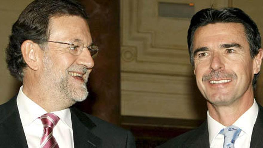 El presidente del PP, Mariano Rajoy (i), junto al presidente del PP de Canarias, José Manuel Soria (d), momentos antes de la intervención de éste en un desayuno informativo organizado hoy, en Madrid, por Nueva Economía Fórum.