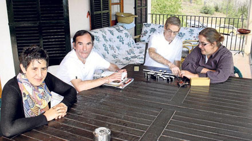 Marga Valero (izda.) y Marga Vidal, con dos pacientes en la terraza de la casa de Santa Eugènia.