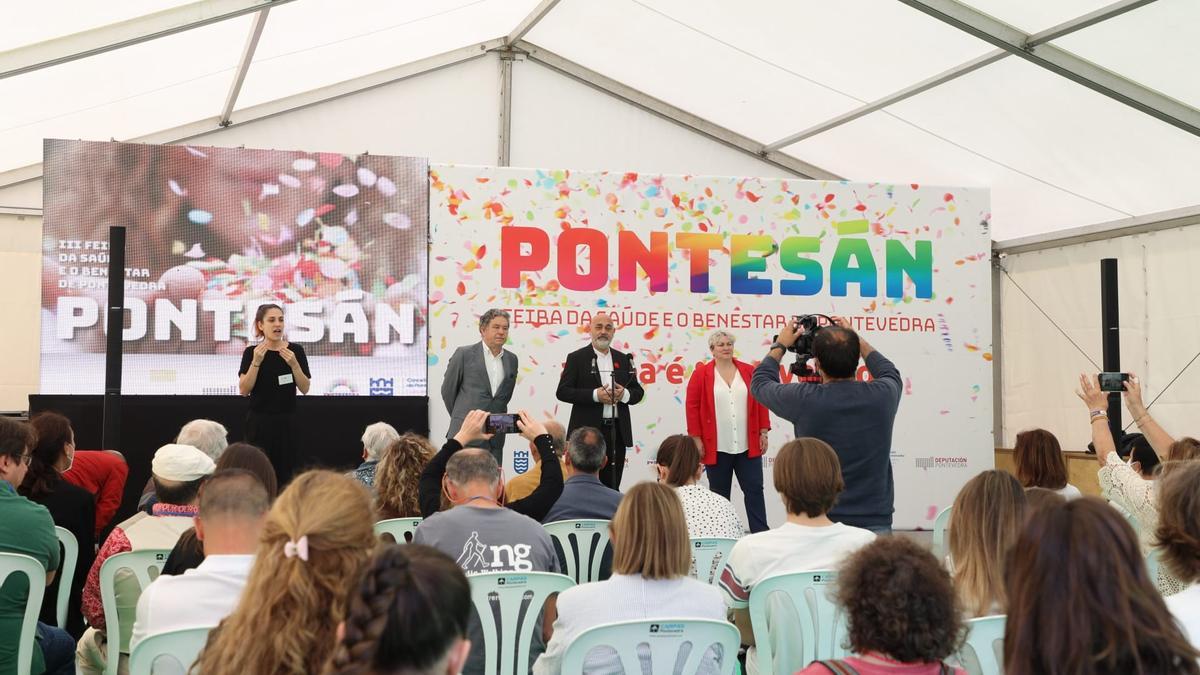 O alcalde, Miguel Anxo Fernández Lores; o tenente de alcalde, Tino Fernández;
e a deputada provincial de Cohesión Social, Olga García Ballesteros, durante a inuaguración.