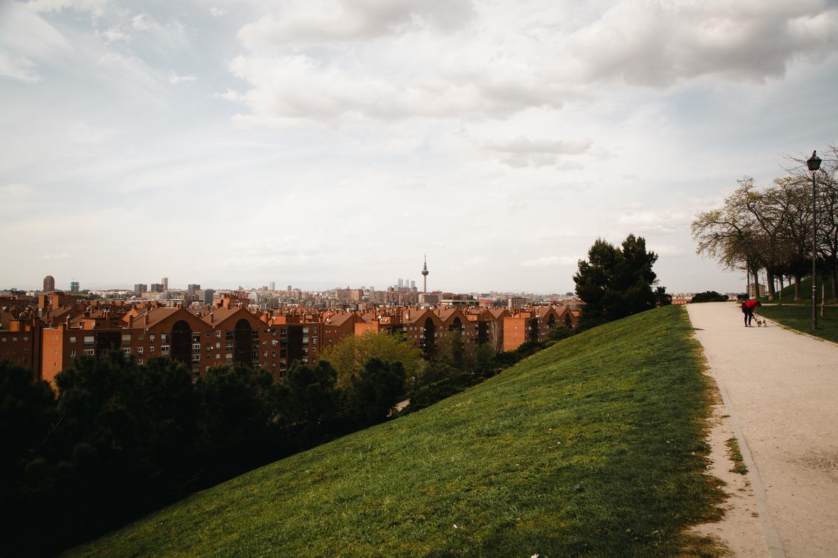 Vecinos disfrutan de la tarde de El Parque del Cerro del Tío Pío, también conocido como El Parque de las 7 tetas, en el distrito de Vallecas, en Madrid.
