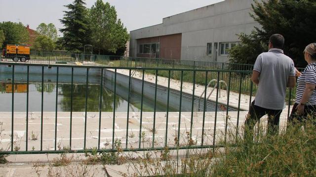 Arriba, la alcaldesa de Morales, Carmen Lorenzo, el teniente de alcalde, Rubén Pedruelo, supervisan el estado de las instalaciones. Sobre estas líneas, proyecto de reforma.  | E. V. (ARCHIVO) / PLATAFORMA DE CONTRATACIÓN DEL ESTADO