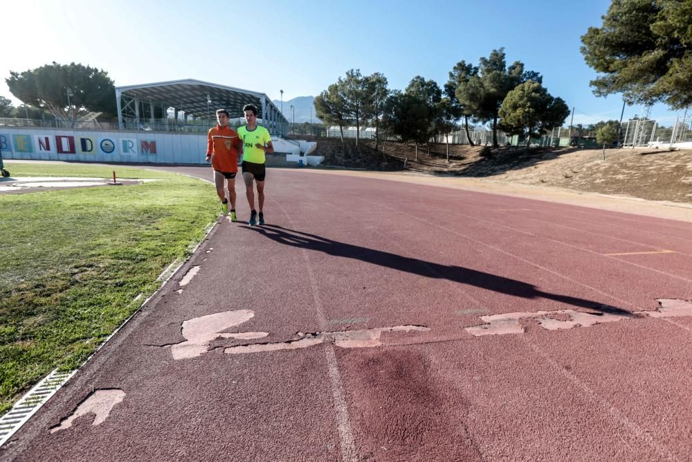 Así está la pista del polideportivo municipal