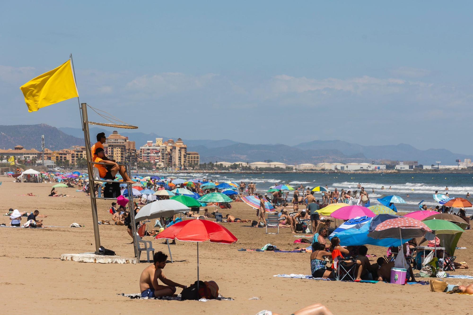 Playas llenas pese a la bandera amarilla