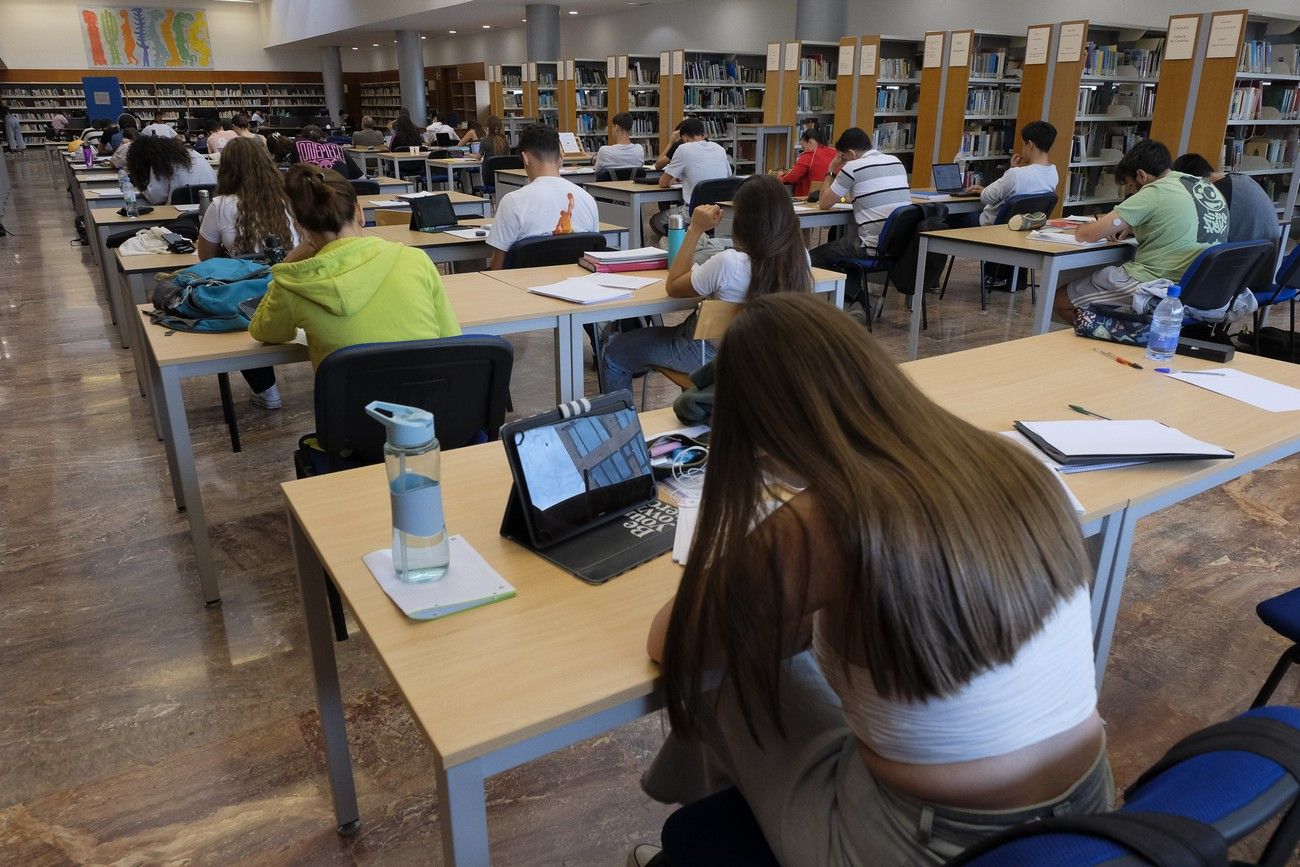 Estudiantes preparando la EBAU 2022/2023 en la Biblioteca del Estado de Las Palmas de Gran Canaria