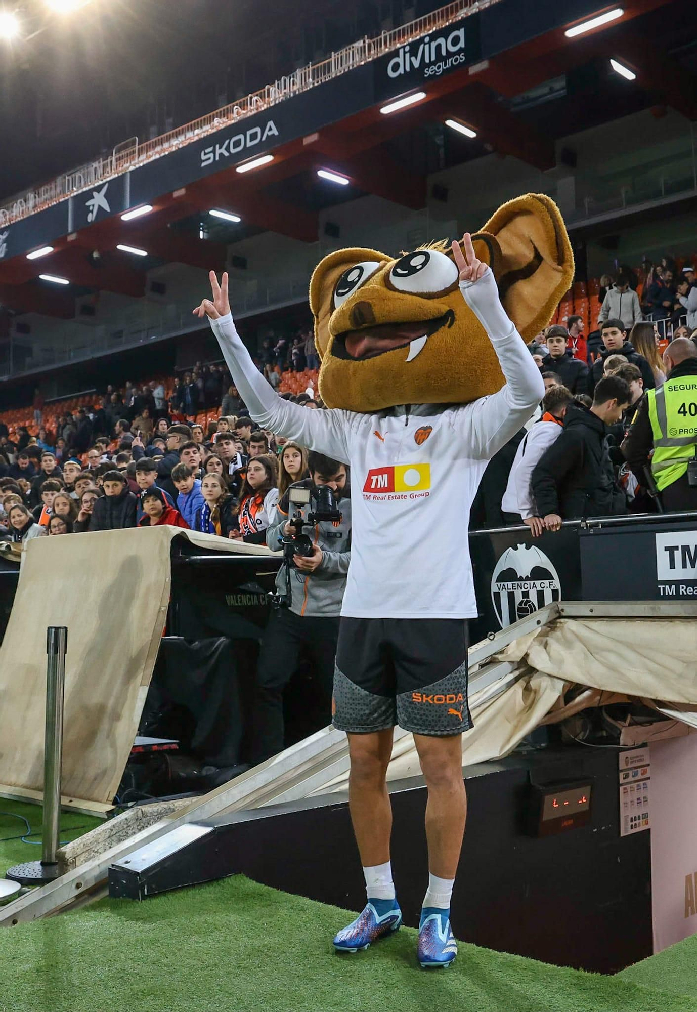 La afición se vuelca con el Valencia CF en el entrenamiento de Mestalla