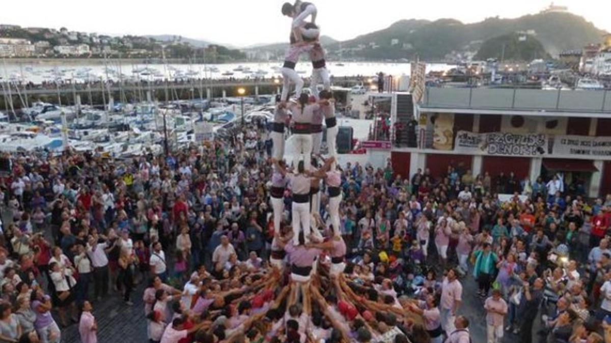 Los Minyons de terrassa levantan un 4d7 en el muelle de San Sebastián