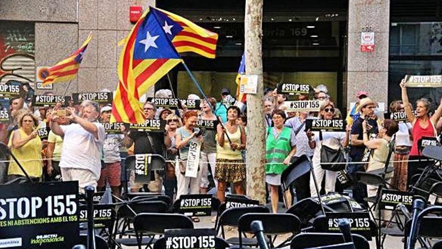 Protesta ahir a Barcelona contra el pacte a la Diputació