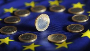 Archivo - FILED - 04 July 2011, Baden-Wuerttemberg, Karlsruhe: Euro coins lie on a Euro flag. Inflation in the euro area hit 10\% in September, the highest since the creation of the euro, according to the latest flash estimate from Eurostat, the EU statis