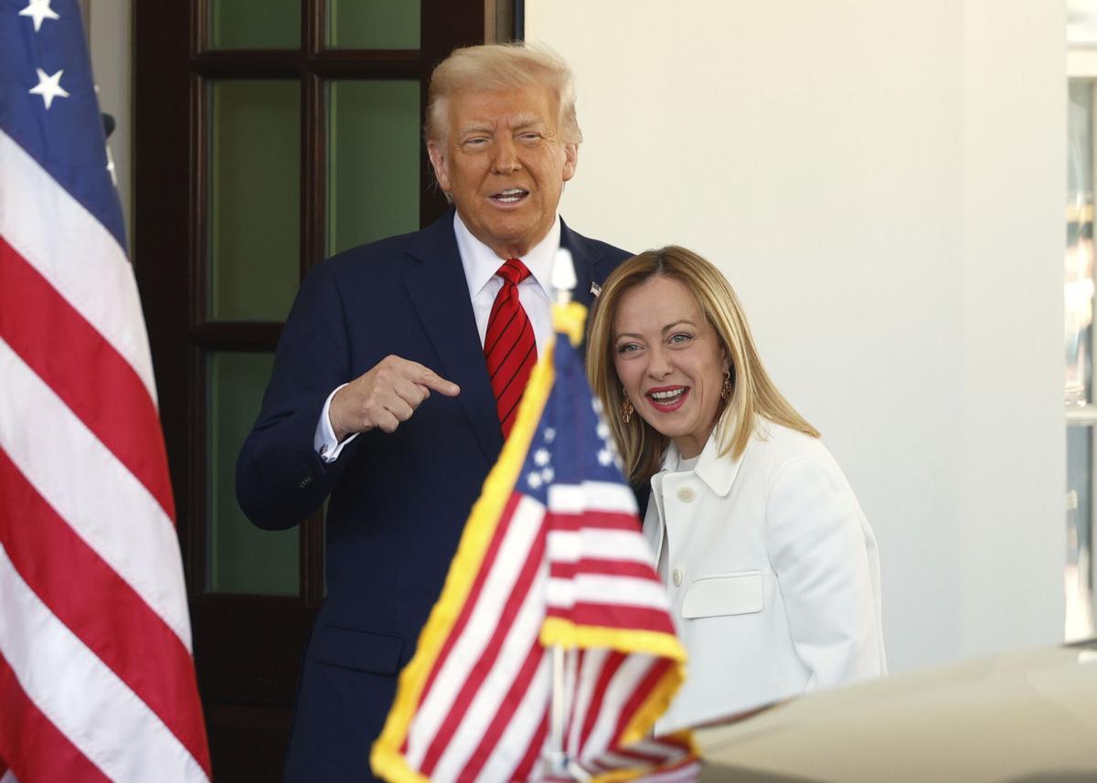 El presidente de EEUU, Donald Trump, y la primera ministra italiana, Giorgia Meloni, a la puerta de la Casa Blanca