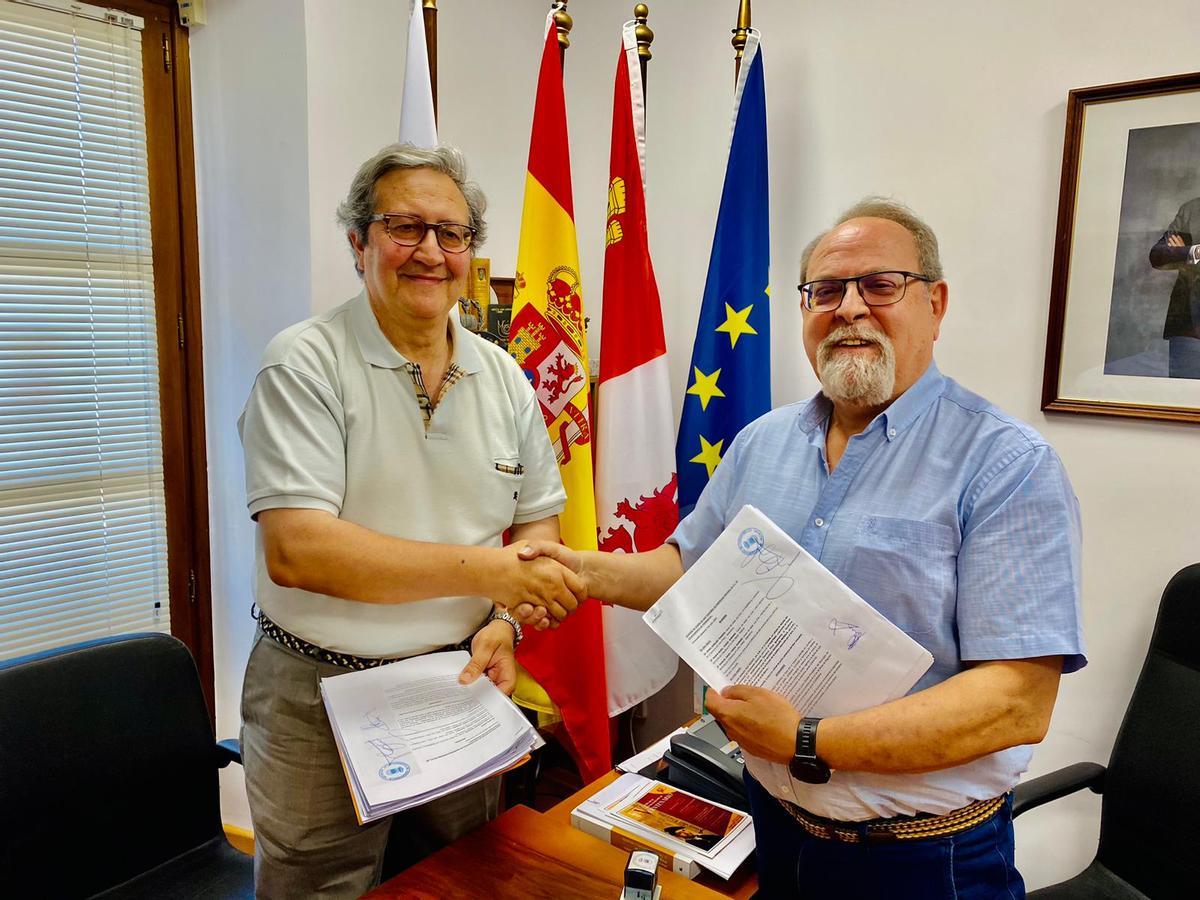 Firma del convenio suscrito el 3 de julio de 2024 entre el alcalde de Fermoselle, José Manuel Pilo (derecha), y Manuel Ángel Farizo