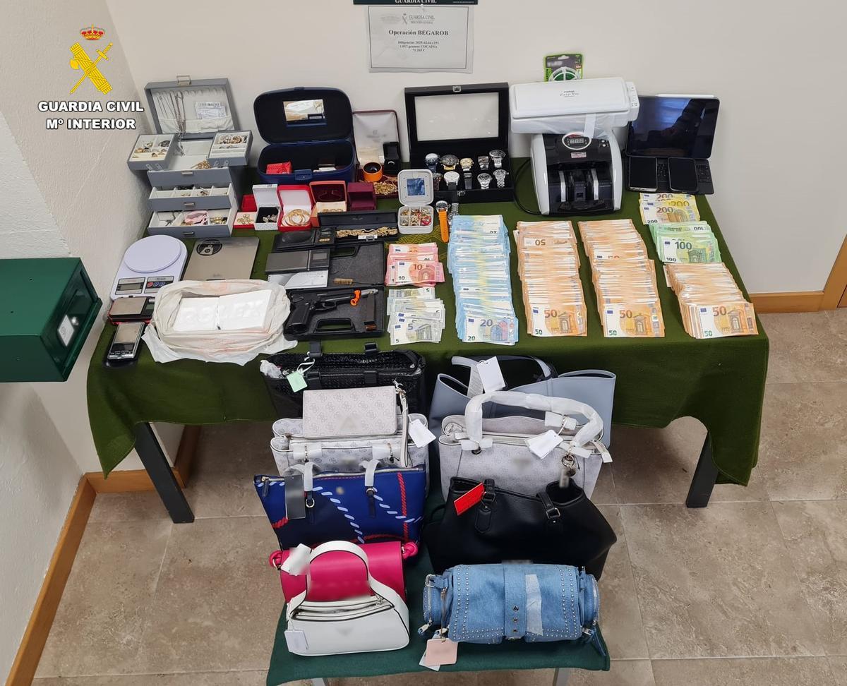 Dinero, joyas y otros objetos incautados por la Guardia Civil.