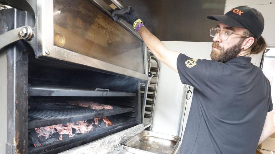 Metrópoli se sirve sobre ruedas: una veintena de "food trucks" llenan de sabor el festival gijonés