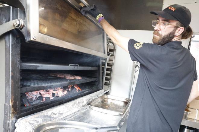 Metrópoli se sirve sobre ruedas: una veintena de "foodtrucks" llenan de sabor el festival (en imágenes)