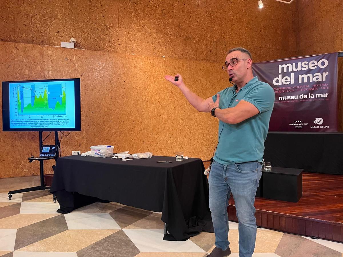 El arqueólogo Daniel Belmonte explicó los resultados de más de una década de trabajos en la sierra de Santa Pola sobre los primeros pobladores de la zona