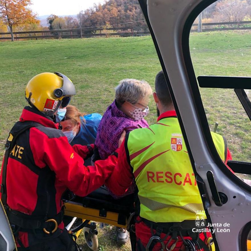 La mujer es auxiliada por los equipos de rescate en la Laguna de las Yeguas.