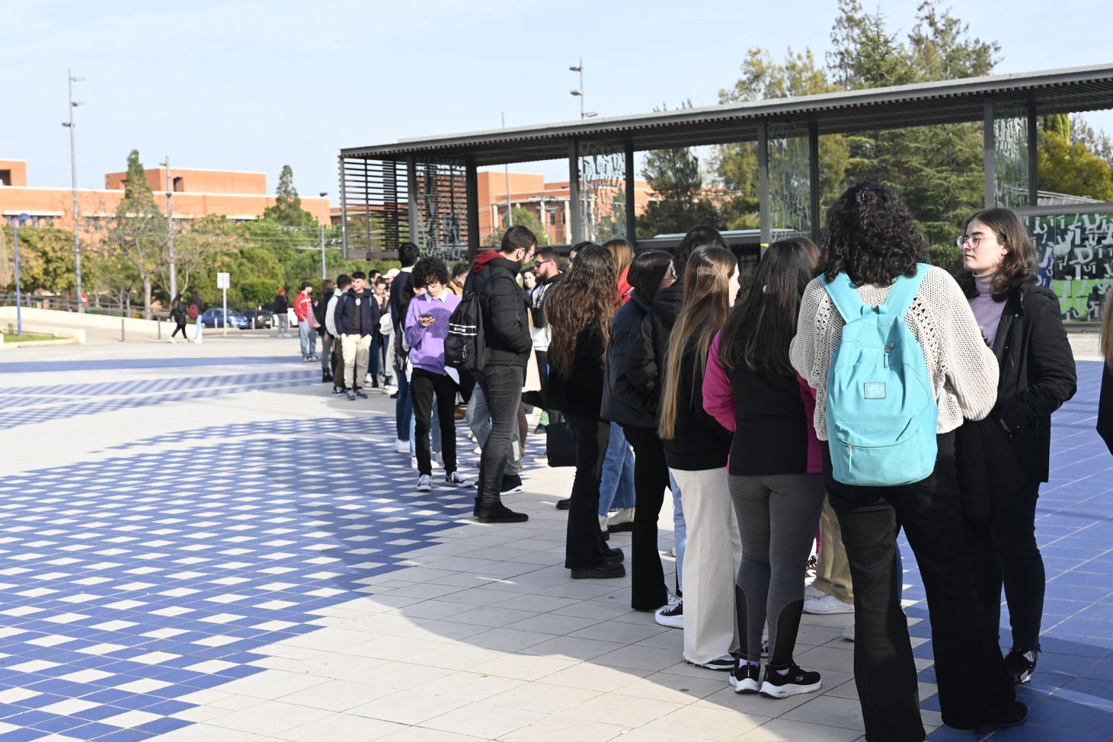 Búscate en la galería del reparto de pulseras para las Paellas de la UJI