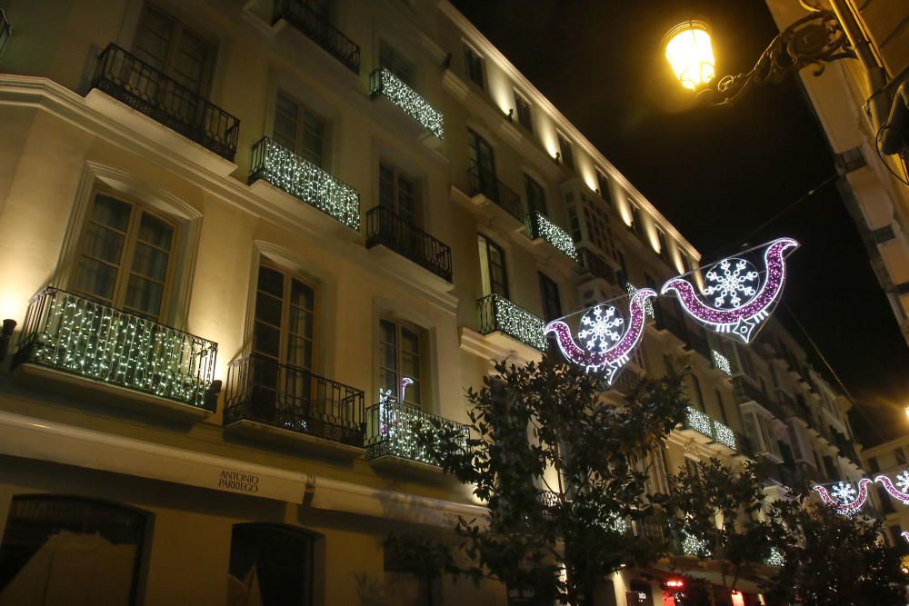 Un espectáculo de luz y sonido, actuaciones infantiles y un concierto de Siempre Así han dado la bienvenida a las fiestas en el Centro de Málaga