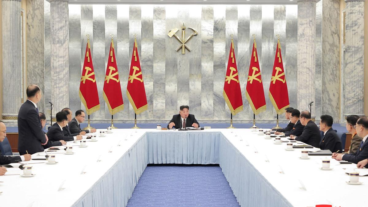 Kim Jong-un preside un encuentro de su partido.