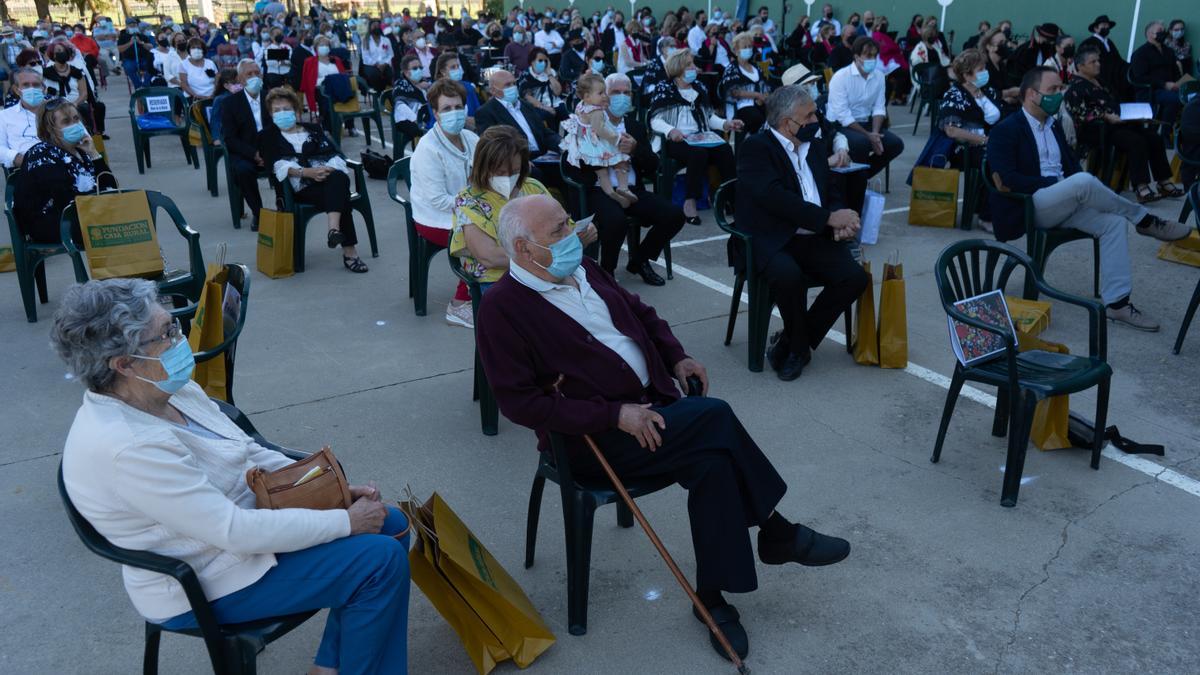 Asistentes al certamen de música tradicional en Benegiles