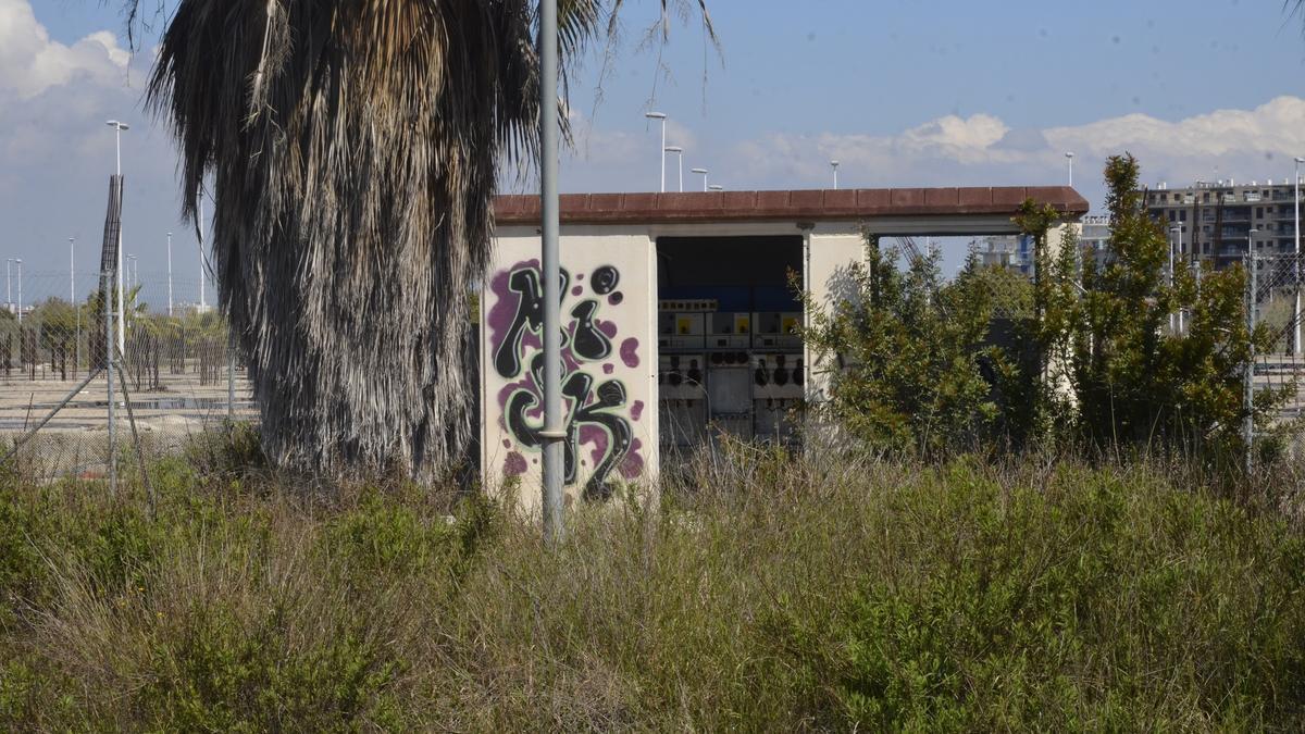 Un centro de transformación del PAI, lleno de grafitis.