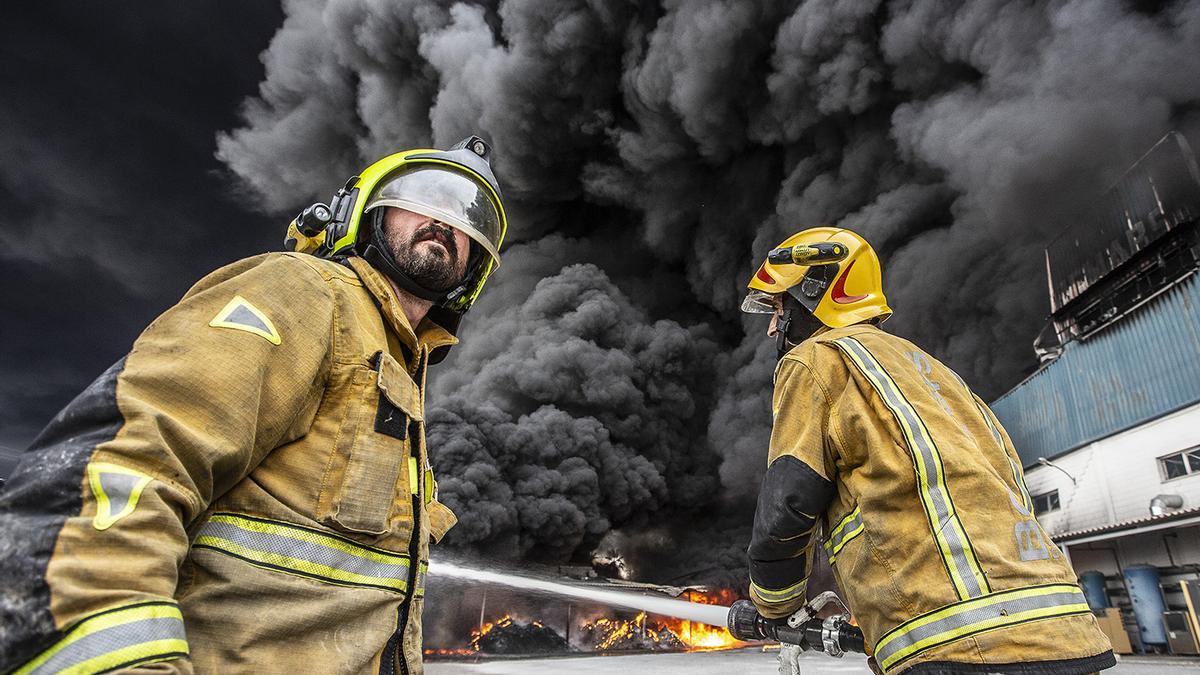 Impactantes imágenes del incendio de la fábrica de San Vicente del Raspeig