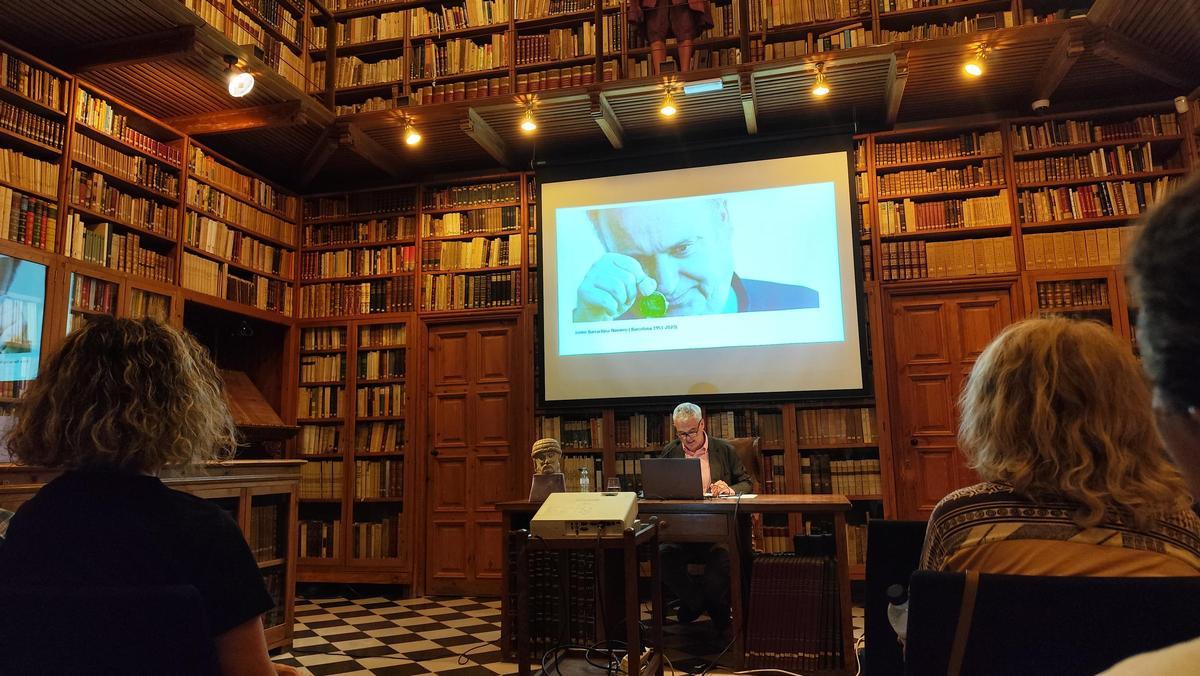 Artur Ramon, a la biblioteca del castell de Peralada, mostra una fotografia de Jaume Barrachina, l'amic i "savi", a qui li va dedicar la conferència.