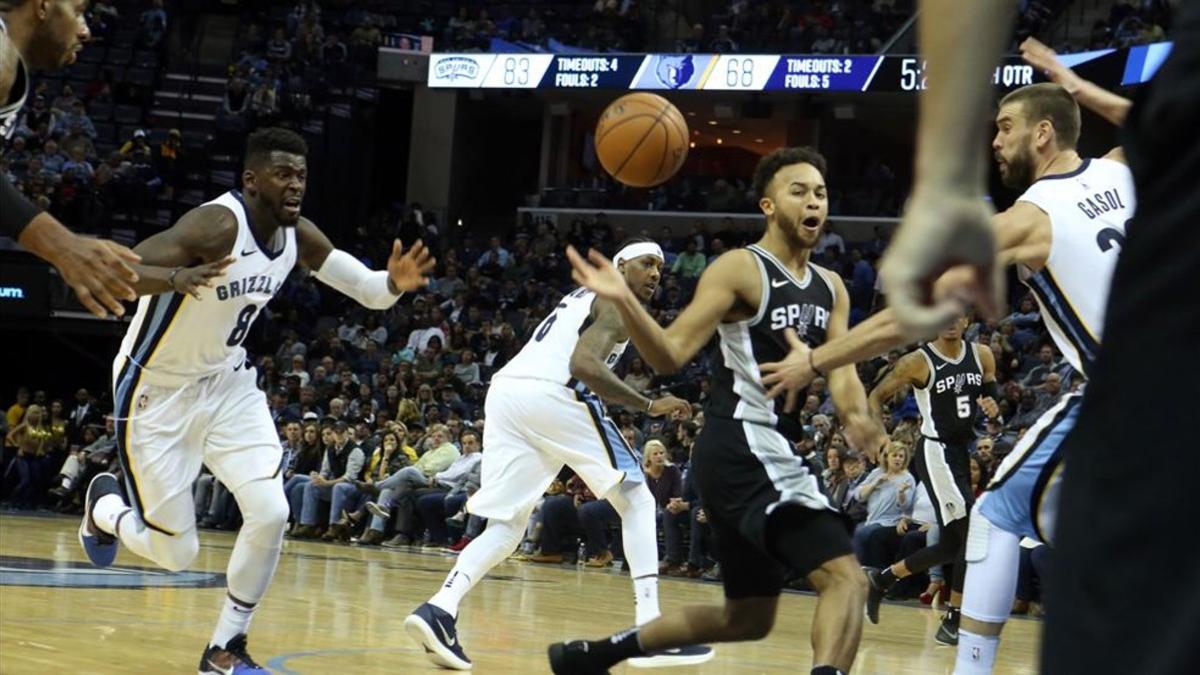 Marc Gasol frente a Kyle Anderson disputando partido de NBA