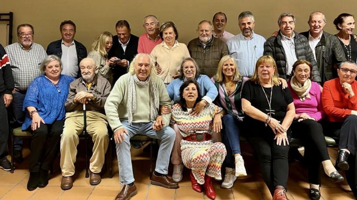 Los 82 de Barreiro. ¡Felicidades José María Barreiro, Pintor Mayor del Reino, cariño nuestro, ahora que cumples 82 frescos años! Ahí estás con unos cuantos de tus amigos en la fiesta que montaste en Golf Domaio, solo una pequeña muestra de la inmensidad de los que has ido haciendo en tantos años de vida artística. Vemos no pocas caras conocidas. Recuerdo que cuando hicimos tus memorias en FARO tan rica era tu vida que tuvimos que ejercitar hasta el último suspiro de nuestra capacidad de síntesis y, a pesar de tanta historia, te distingue la humildad y sobriedad de los sabios, que no andan por ahí predicando sus haberes o saberes. A ver cuando nos tomamos una copa, zagal.