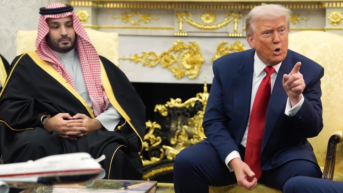 Donald Trump contesta a la periodista al lado de Mohammed bin Salman.
