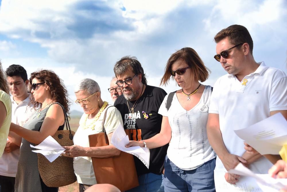 Celebració dels 52 anys de Jordi Turull a l'exterior de Lledoners