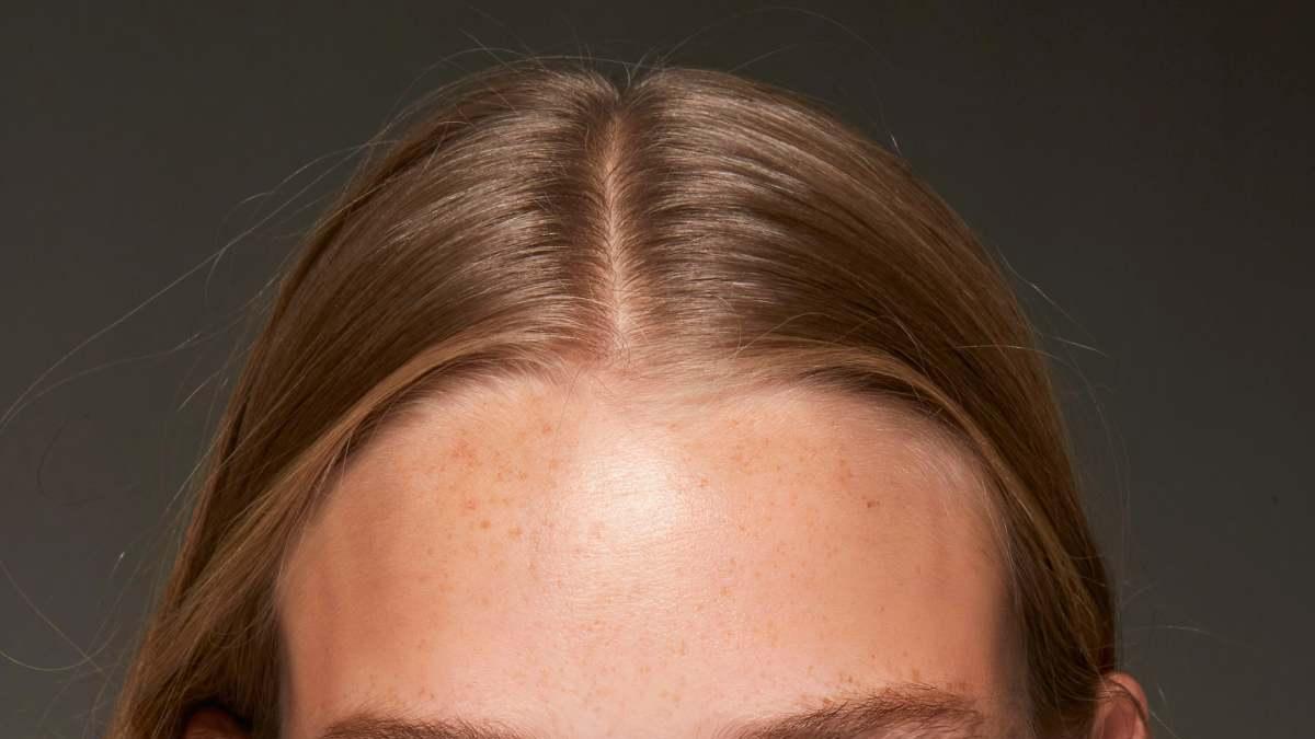 Modelo con piel ligeramente bronceada sin base de maquillaje