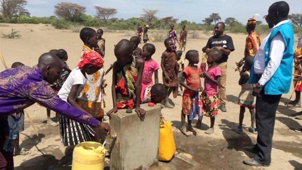 Subministro de agua y alimentos a gente de Kenia