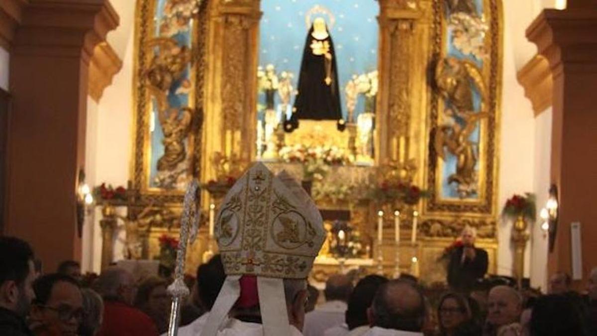 Nuestra Señora de los Dolores en el santuario de Chandavila, en La Codosera, durante una celebración religiosa.