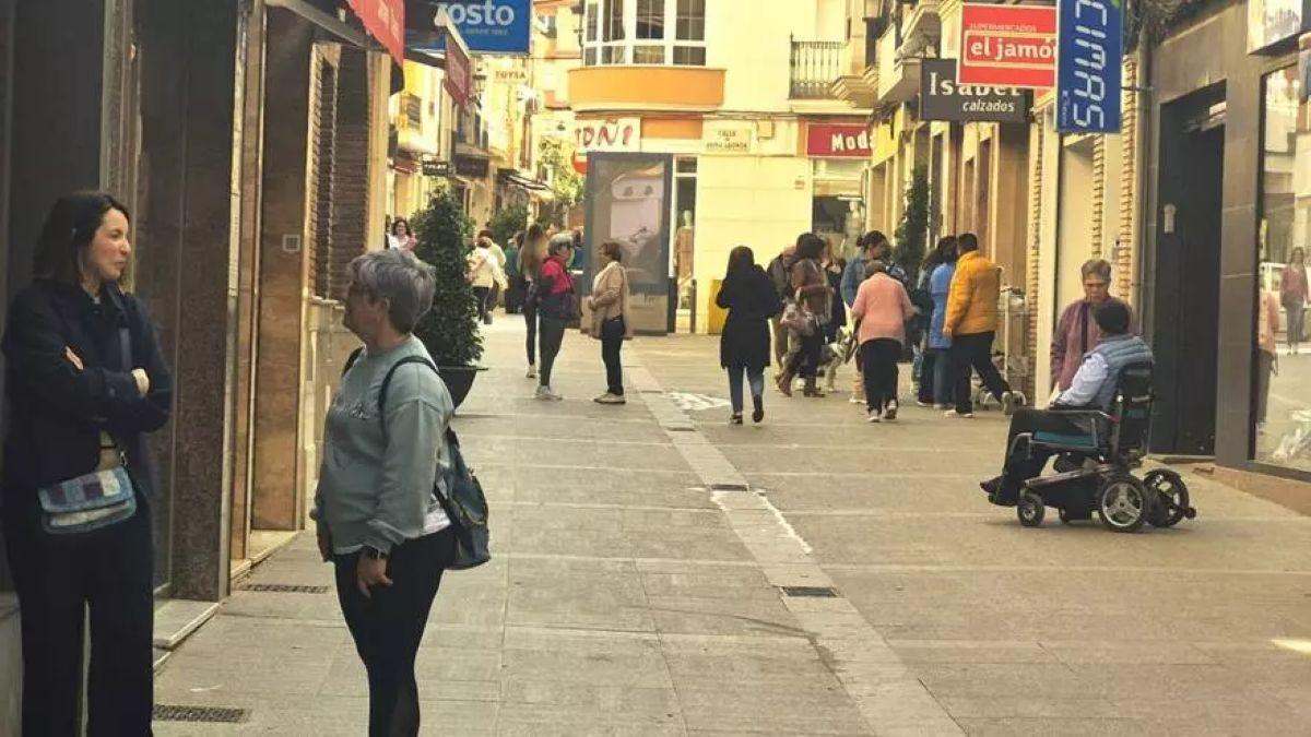 Comercios en la calle Redondo Marqués, en pleno centro de Cabra.