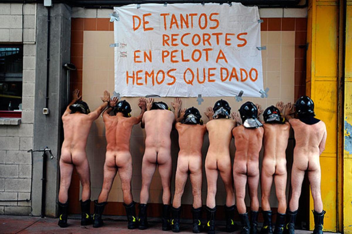 Vuit bombers de la base de Mieres s’han despullat per protestar contra les retallades anunciades pel Govern.