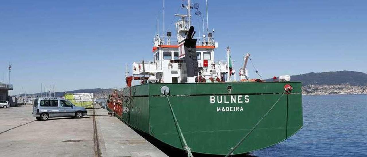 El mercante de bandera portuguesa &quot;Bulnes&quot;, ayer, atracado en el muelle de Comercio. // R. Grobas