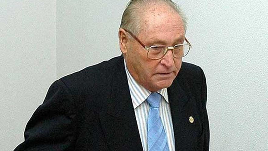 Manuel Costa Casares, subindo as escaleiras do consistorio cara o seu último pleno, en 2005.