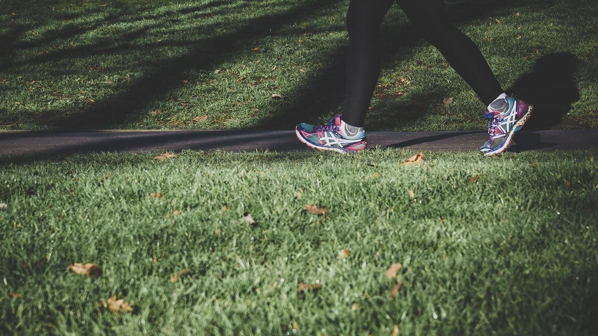 Caminar tiene muchos beneficios para nuestra salud