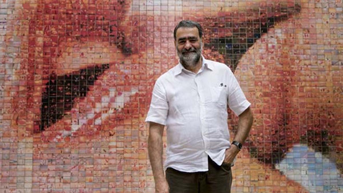 Joan Fontcuberta davant del mural del Petó del Barri Gòtic de Barcelona