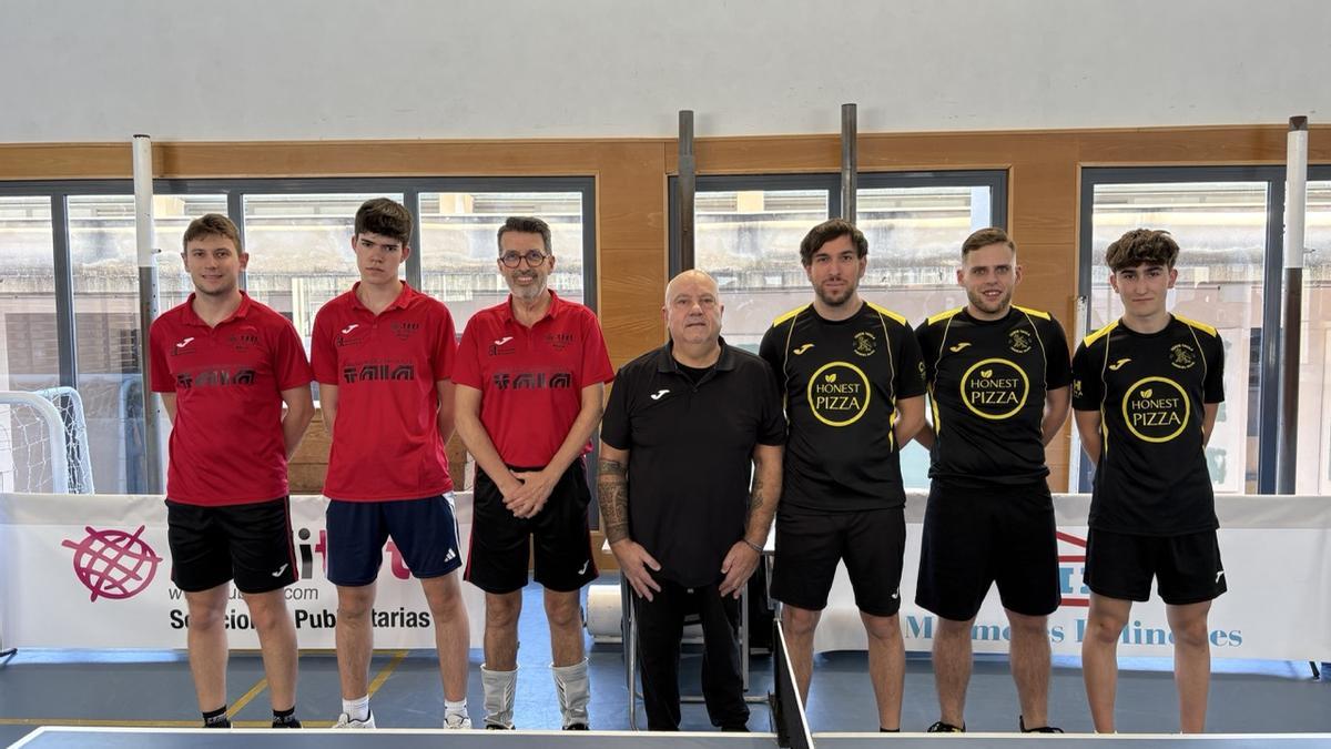 El equipo de 2ª Nacional del Corriol Oliva TT, a la derecha,
