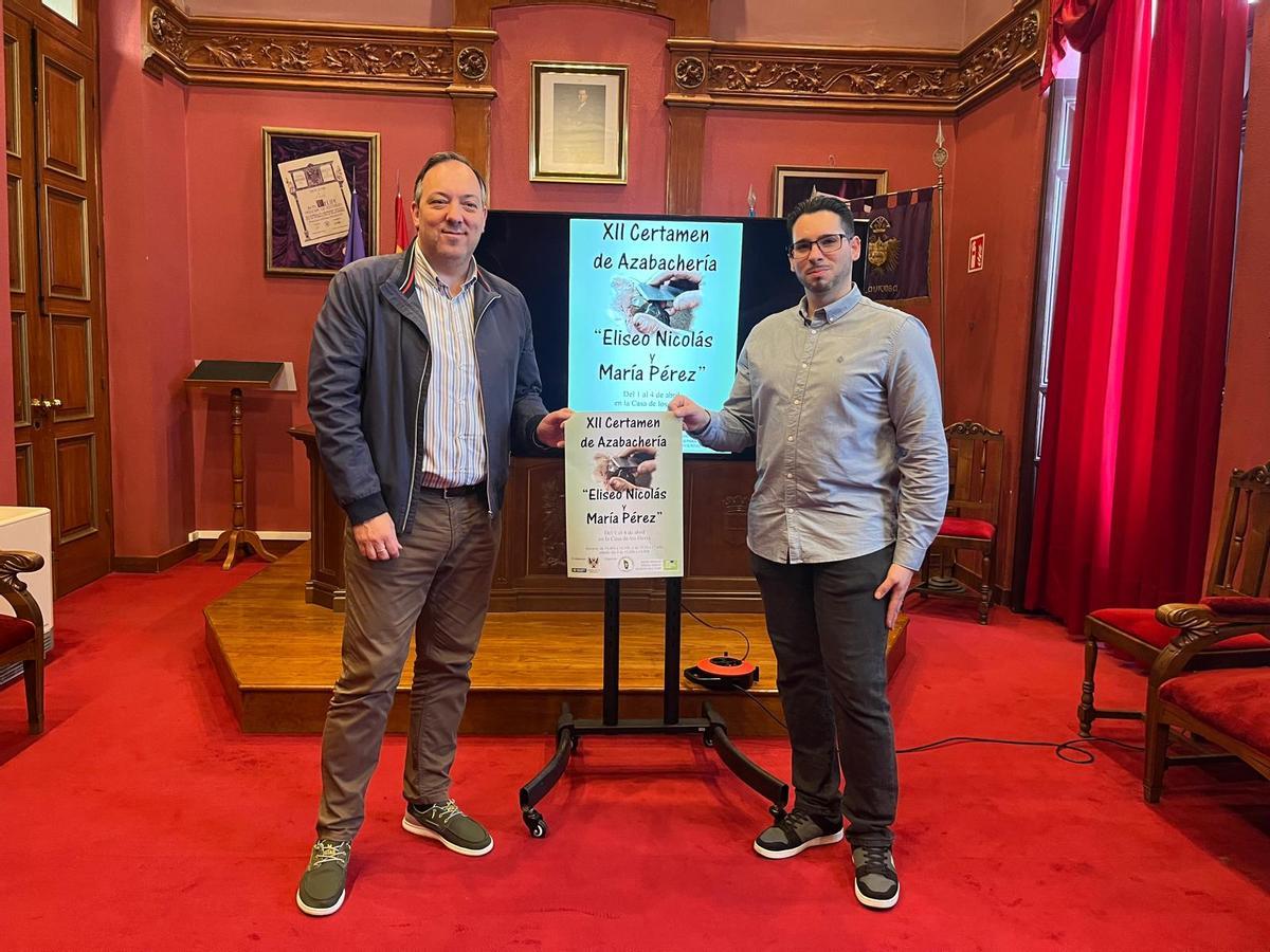 Alejandro Vega (izquierda) y Ángel González, este lunes, durante la presentación del certamen en el Ayuntamiento de Villaviciosa.